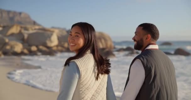 ウォーキング ビーチ カップルは コミットメント 自然の中でリラックスするために海で手を握ります 記念日にロマンスのための男性と女性の幸せな結婚 旅行と肖像画 — ストック動画