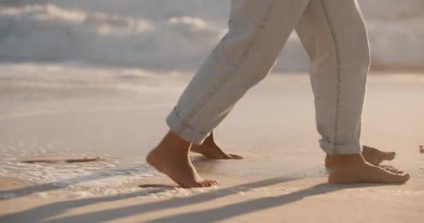 海滩和为健康 自由和爱情散步的夫妻的脚 男人和女人在海滨特写的浪漫 关系与和平夏季约会 腿和放松在一起 — 图库视频影像