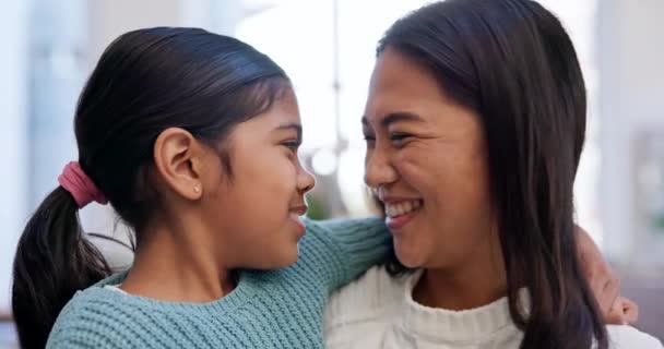 Liebe Gemeinsame Nase Und Mädchen Mit Mutter Hause Für Eine — Stockvideo