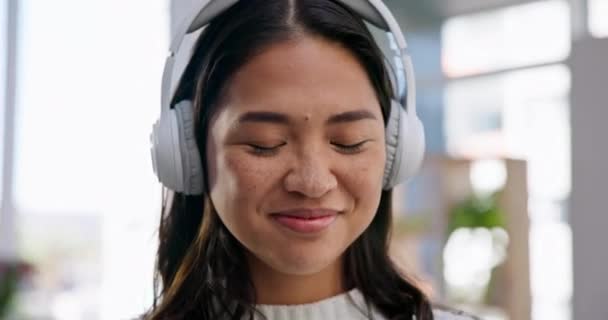 Wajah Wanita Menari Dan Headphone Rumah Untuk Mendengarkan Audio Hiburan — Stok Video