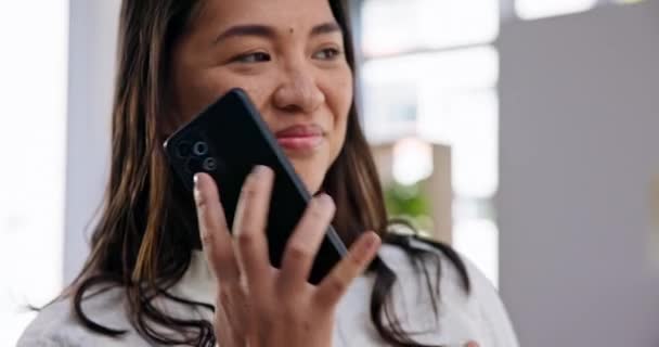 自宅での会話 技術コミュニケーションのための女性 モバイル会話の顔 ハッピーアジアの人 こんにちは ソーシャルネットワーキングのためのスマートフォンに答えます 接続とディスカッション — ストック動画
