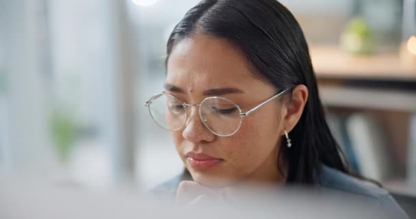Gesicht Computer Und Idee Mit Einer Asiatischen Geschäftsfrau Ihrem Büro — Stockvideo