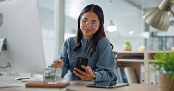 Geschäft Büro Und Frau Mit Smartphone Computer Und Tippen Mit — Stockvideo