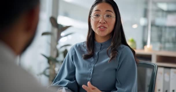 Mutlu Asyalı Kadın Toplantıda Tokalaşma Görüşme Ortaklık Işe Alım Için — Stok video