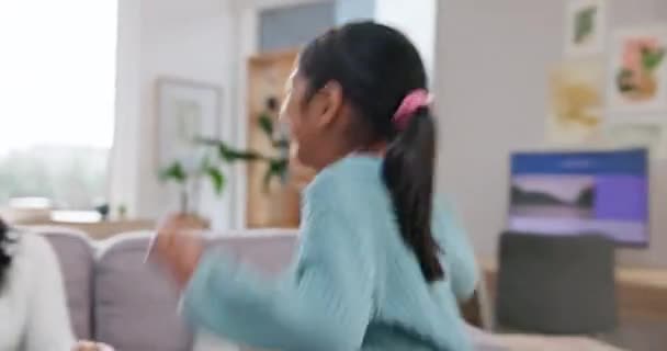 Abraço Família Criança Correndo Para Sofá Sala Estar Com Amor — Vídeo de Stock