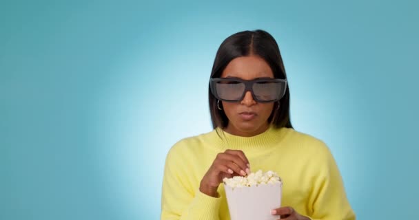 Popcorn Eller Kvinna Studio För Film Med Mellanmål För Att — Stockvideo
