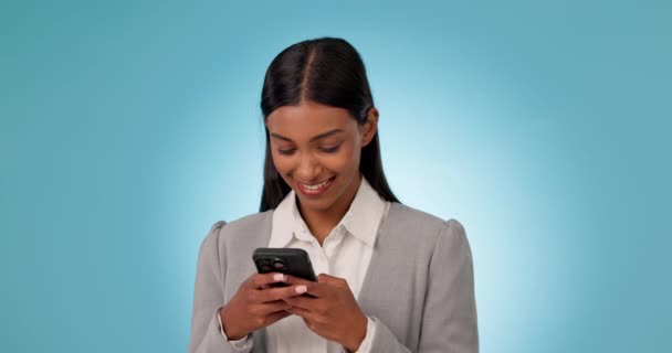 Geschäftsfrau Telefonieren Oder Tippen Studio Für Soziales Netzwerk Mobilen Chat — Stockvideo