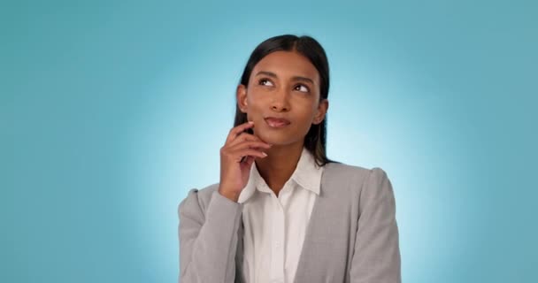 Kadın Düşünce Stüdyolarında Fikirler Ilham Mavi Arka Planda Beyin Fırtınası — Stok video