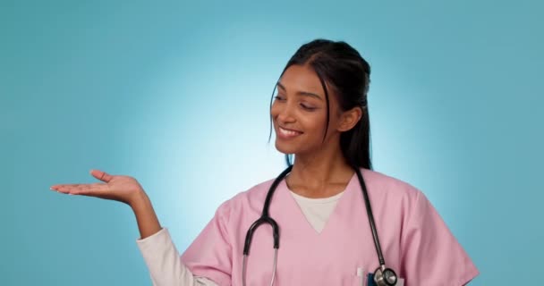 Dottore Indicando Informazioni Presentazione Donna Notizie Pubblicità Sanitaria Spazio Mockup — Video Stock
