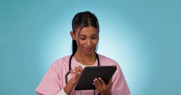Tablet Ευτυχισμένη Γυναίκα Νοσοκόμα Στούντιο Δακτυλογράφηση Απευθείας Σύνδεση Μελέτη Υγειονομικής — Αρχείο Βίντεο