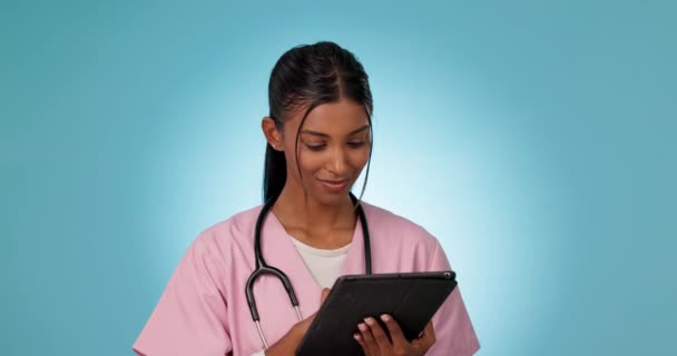Tablet Pesquisa Mulher Enfermeira Rolo Estúdio Internet Para Obter Informações — Vídeo de Stock