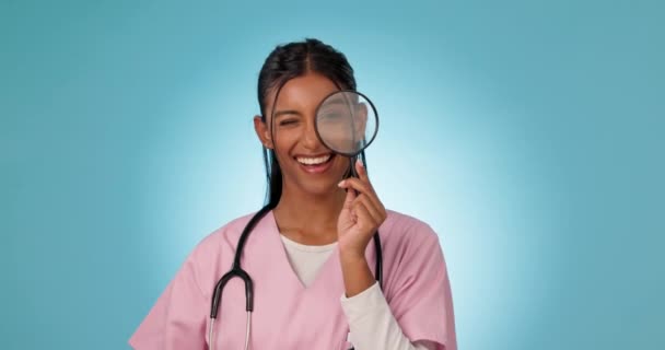 Lekarz Kobieta Twarz Szkło Powiększające Badanie Medyczne Przestrzeń Pozorowania Inspekcja — Wideo stockowe