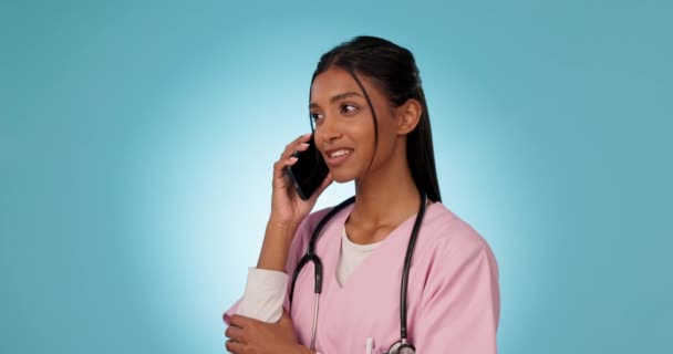 远程保健和工作室的女护士与一位在线病人交谈 进行医疗诊断 蓝色背景下的交流 手机和印度保健工作者的流动对话 — 图库视频影像