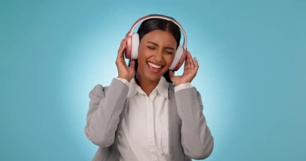 Mujer Negocios Baila Escucha Auriculares Música Felicidad Con Hip Hop — Vídeos de Stock