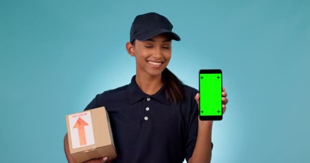 快乐的女人 送货上门 带着手机绿色屏幕 在工作室的背景下做广告 女性形象或信使女士在物流方面的微笑与手机展示或模仿 — 图库视频影像