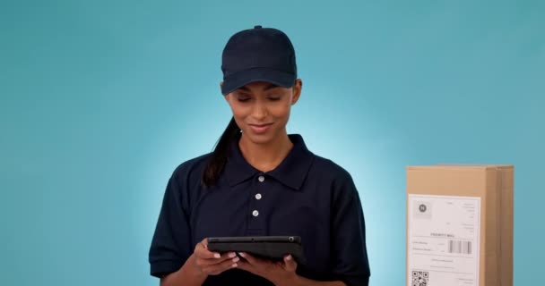 스튜디오 배경에 공급망에 상자와 태블릿 상거래 서비스를 기술을 미소의 초상화 — 비디오