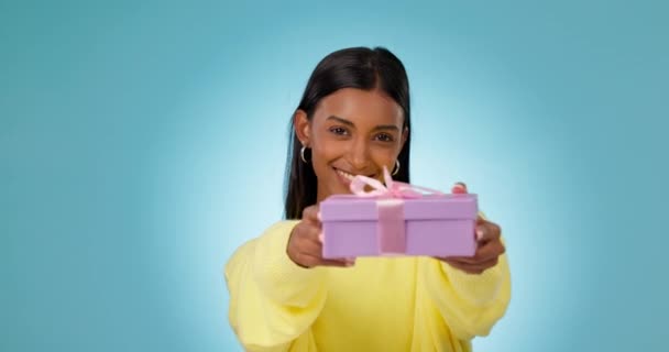 Γυναίκα Χαμόγελο Και Δείχνοντας Δώρο Στο Στούντιο Για Δώρο Γενεθλίων — Αρχείο Βίντεο