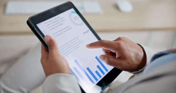 Ręce Tablet Dane Biznesmenem Biurze Czytającym Informacje Lub Statystyki Wykresie — Wideo stockowe