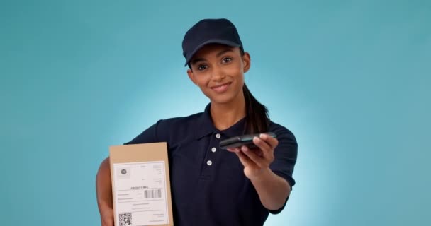 Szczęśliwa Kobieta Dostawa Pudełko Pos Maszyny Płatności Lub Transakcji Tle — Wideo stockowe