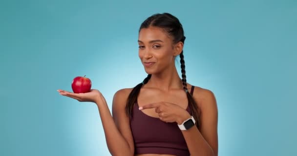 운동선수 엄지손가락 다이어트에 혜택에 결정을 스튜디오에서 파란색 배경에 음식의 영양사와 — 비디오