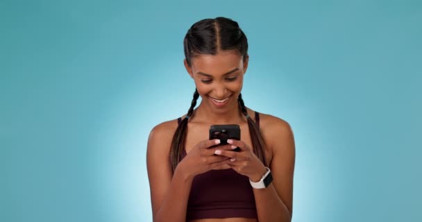 Telefoon Glimlach Vrouw Een Studio Netwerken Sociale Media Mobiele App — Stockvideo