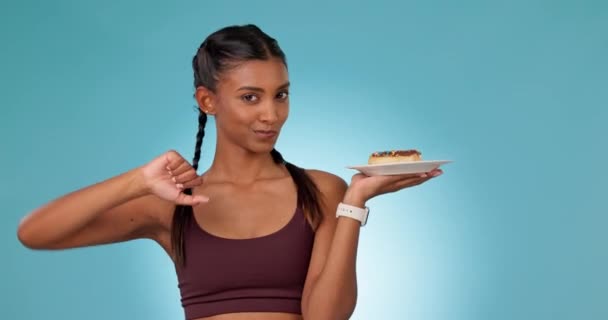 Mujer Pastel Elección Para Dieta Estudio Pulgares Hacia Abajo Mala — Vídeos de Stock