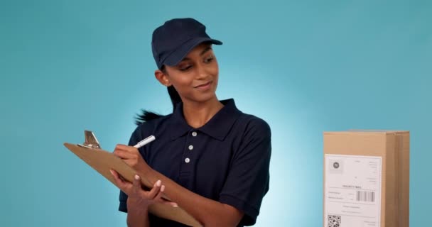 스튜디오 배경에 검사에 엄지손가락으로 체크리스트가있는 여성의 초상화 서비스에 이모티콘처럼 — 비디오