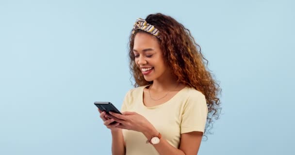 有趣的女人在社交媒体上打字 在网上看电子邮件 在一个蓝色背景的模拟空间中 智能手机 快乐的人在独立的工作室里观看喜剧视频 迷因和笑话 — 图库视频影像