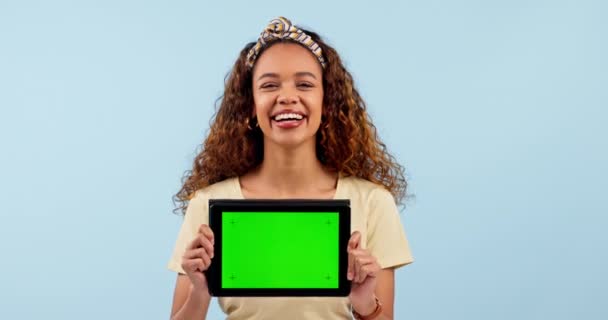 平板绿色屏幕和营销模型的网站 信息或大学Faq在工作室 非洲裔学生在数字应用 电子学习信息或蓝色背景跟踪标识方面的脸 — 图库视频影像