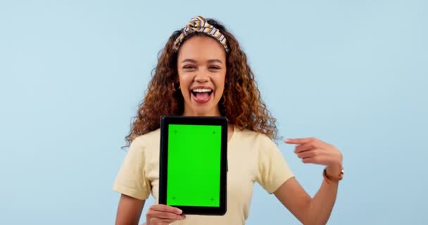 Žena Tablet Zelené Obrazovky Prezentace Mokup Webových Stránek Informace Nebo — Stock video