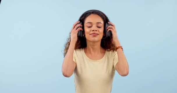 Ακουστικά Κινητό Και Νεαρή Γυναίκα Ένα Στούντιο Ακούγοντας Μουσική Ραδιόφωνο — Αρχείο Βίντεο