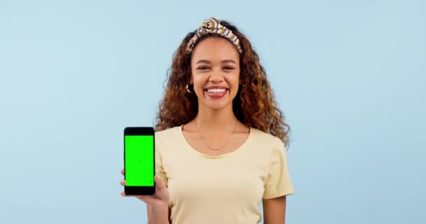 手机绿色屏幕和演示营销 网站博客和工作室时尚 手机应用程序中非洲人的脸 联系模型和提供 信息或在蓝色背景下注册 — 图库视频影像