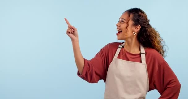 Studio Kobieta Szczęśliwy Barista Wskaż Projekt Logo Kawiarni Promocja Kawiarni — Wideo stockowe