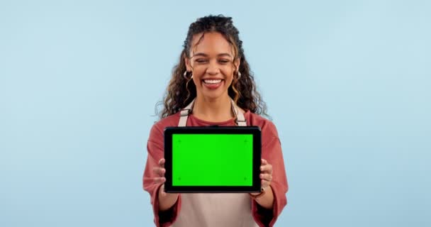企业所有者 女性和平板电脑的绿色屏幕 用于电子商务 购物或工作室的招待服务 蓝色背景下服务员或出纳员的面部数字演示 菜单和跟踪标记 — 图库视频影像
