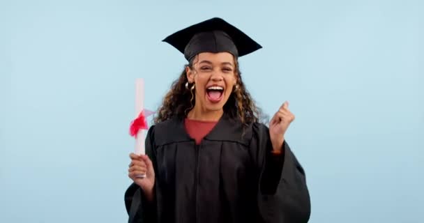 Graduação Celebração Dança Mulher Estudante Com Diploma Educação Faculdade Sucesso — Vídeo de Stock
