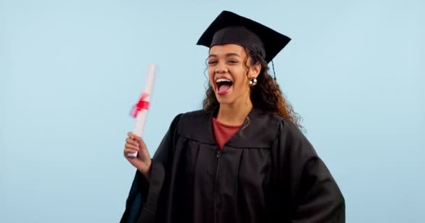 Absolwenci Kobieta Student Dyplomem Wykształcenie College Lub Sukces Uniwersytecki Niebieskim — Wideo stockowe