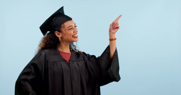 快乐的女人 研究生和大学生在工作室信息 奖学金提供或学校品牌 带有蓝色背景教育核对表的模拟空间 大学肖像和学习者 — 图库视频影像