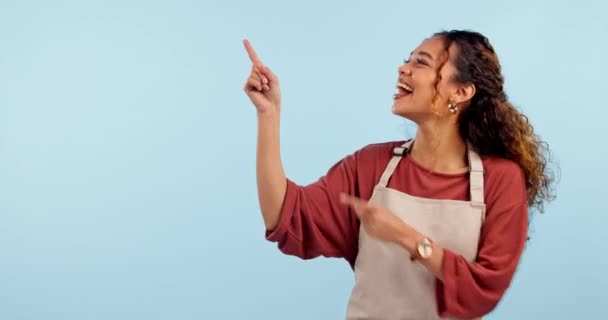 Sahibi Kadın Sunuma Işaret Eden Reklam Modeli Restoran Duyurusu Stüdyoda — Stok video