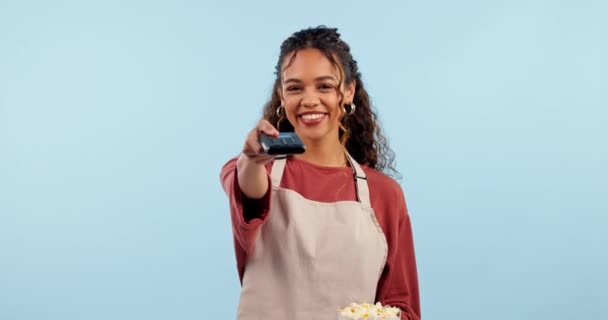 女服务员 机器和付款在工作室 爆米花和微笑与服务的蓝色背景 负责快餐业 小吃和餐饮业交易的女孩 电影业员工和Fintech — 图库视频影像