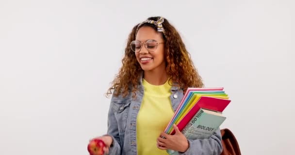 Öğrenci Kadın Elma Stüdyo Gülümseme Yüz Kitaplarla Beyaz Arka Planda — Stok video