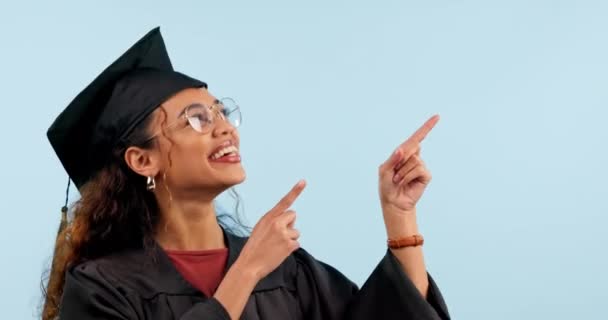 Ευτυχισμένη Γυναίκα Φοιτήτρια Αποφοίτησης Πανεπιστημίου Δείχνοντας Διαφημιστικό Στούντιο Μαθαίνοντας Νέα — Αρχείο Βίντεο