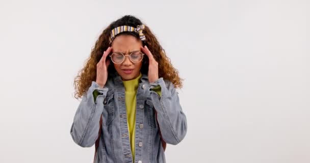 Baş Ağrısı Stres Gözlüklü Kız Stüdyoda Baş Dönmesi Beyin Sisi — Stok video