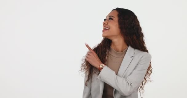 Mutlu Yüz Kadını Stüdyo Anlaşmasını Seçerek Menü Ile Beyaz Arka — Stok video
