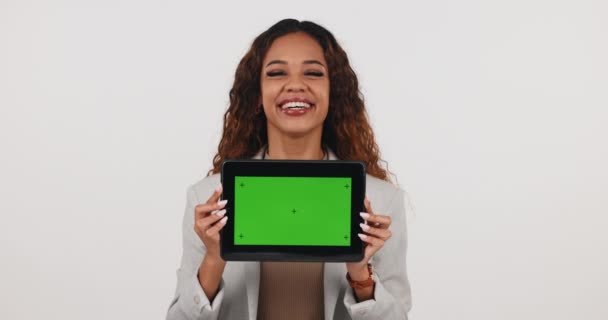 Pantalla Tableta Maqueta Publicidad Tecnológica Con Mujer Estudio Pantalla Verde — Vídeo de stock