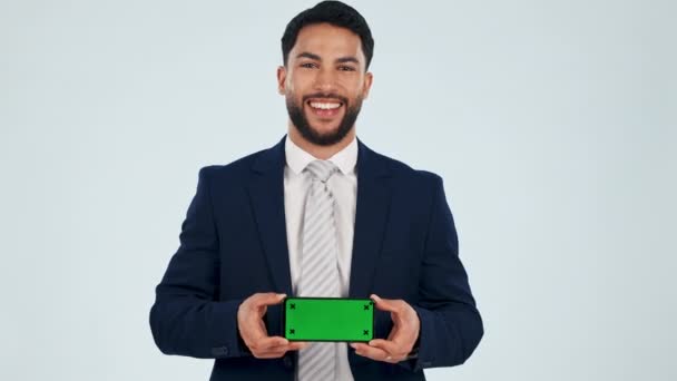 Yüz Adamı Reklam Alanı Için Yeşil Ekranlı Telefon Stüdyoda Teklif — Stok video