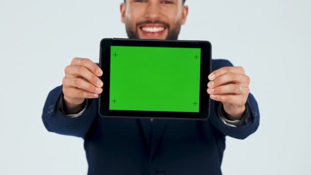 Tablet Præsentation Grøn Skærm Med Ansigt Mand Studiet Logo Sociale – Stock-video