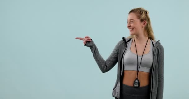 Mujer Está Apuntando Gimnasio Información Fitness Con Publicidad Signo Apoyo — Vídeos de Stock