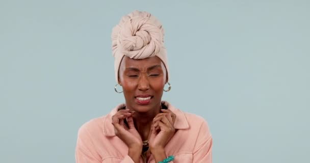 Μπερδεμένη Άγχος Και Μια Μαύρη Γυναίκα Στούντιο Αμφιβολία Απορία Σκέψη — Αρχείο Βίντεο