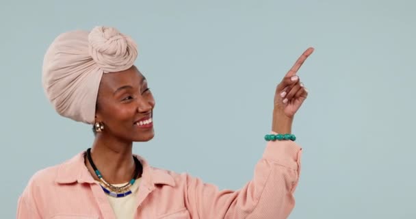 黑人妇女 模特儿和手指着产品的摆放 经批准后在演播室进行营销和广告 在蓝色背景下 展示自己的选择 或选择交易或销售 — 图库视频影像