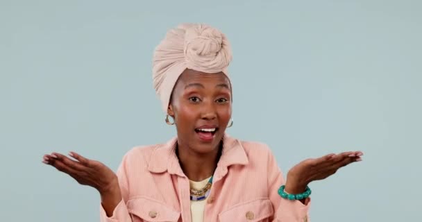 混淆不清 耸耸肩和黑人妇女的脸在工作室与为什么 手或不知道手势的灰色背景 肖像画和非洲女士模型 带有疑问 决策或手部比例选择 — 图库视频影像